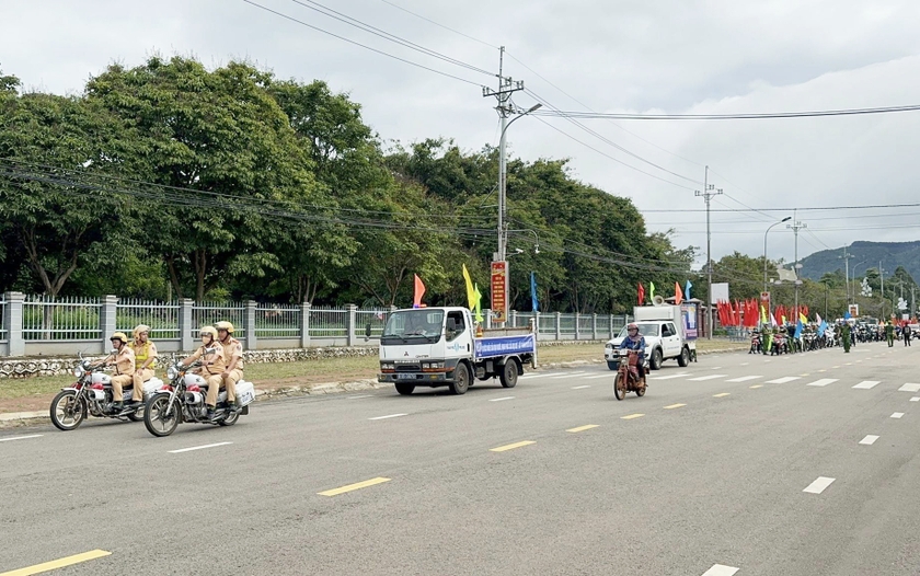 Cán bộ, chiến sĩ lực lượng vũ trang và đoàn viên, thanh niên đã tham gia diễu hành, tuyên truyền lưu động dọc các tuyến đường chính trên địa bàn huyện. Ảnh: K.P