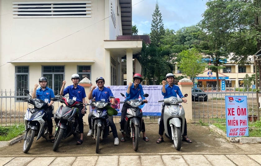 Đội tình nguyện phản ứng nhanh trực tại UBND các xã để hỗ trợ thí sinh trong những trường hợp khẩn cấp. Ảnh: V.Đ