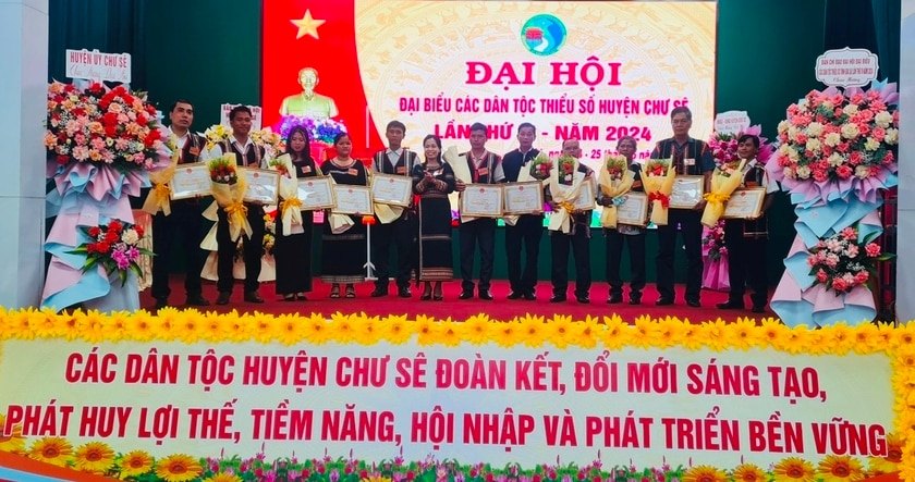 Khen thưởng các tập thể, cá nhân đã có thành tích xuất sắc trong các phong trào thi đua yêu nước, giữ gìn bản sắc văn hóa và đoàn kết dân tộc, giai đoạn 2019-2024. Ảnh: Đinh Yến