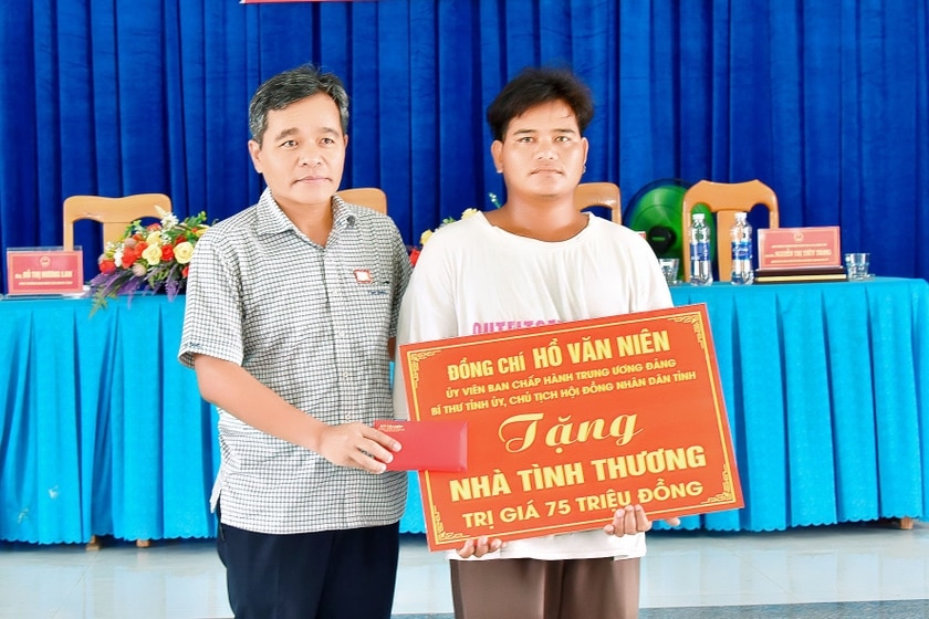 Cá nhân Bí thư Tỉnh ủy Hồ Văn Niên đã trao tặng 1 căn nhà tình thương trị giá 75 triệu đồng cho gia đình anh Đinh Jrơng thuộc diện nghèo ở thôn 5 (xã Pờ Tó). Ảnh: Đức Thụy