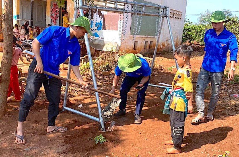 Đoàn viên, thanh niên xã Ia Hlốp xây dựng khu vui chơi cho trẻ em. Ảnh: Mộc Trà