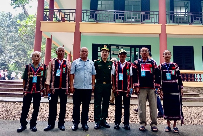 Đoàn đại biểu người có uy tín của tỉnh tham quan và chụp hình lưu niệm tại Khu di tích Chủ tịch Hồ Chí Minh tại Đá Chông. Ảnh: S.T