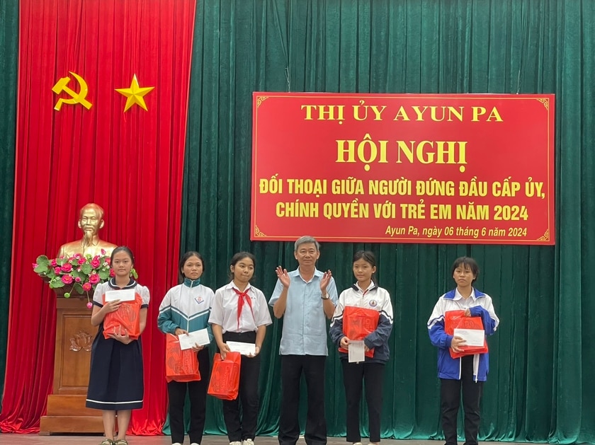 Bí thư Thị ủy Ayun Pa Trần Quốc Khánh trao quà cho 5 em học sinh xuất sắc tiêu biểu tại thị xã. Ảnh: Vũ Chi