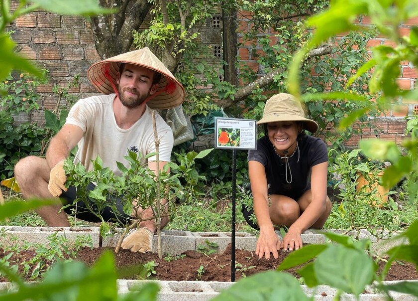 Khách quốc tế trải nghiệm đời sống nông nghiệp trong một farmstay tại Gia Lai. Ảnh: Phương Duyên