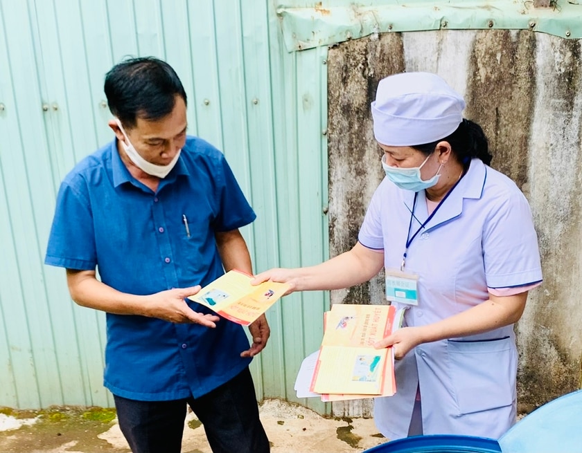 Nhân viên y tế Trung tâm Y tế TP. Pleiku tuyên truyền người dân chủ động phòng-chống sốt xuất huyết mùa cao điểm. Ảnh: Như Nguyện