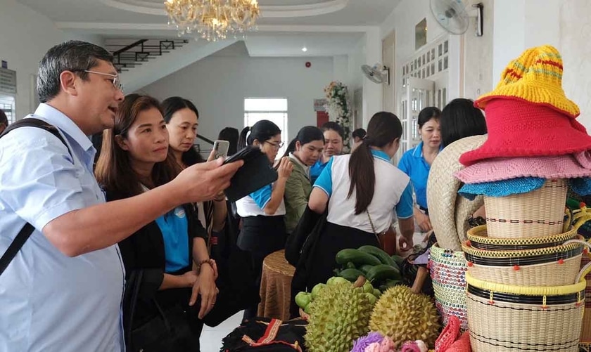 Tiến sĩ Trần Minh Hải-Phó Hiệu trưởng Trường Chính sách công và Phát triển nông thôn trao đổi, chia sẻ với hội viên phụ nữ các vấn đề xung quanh việc thành lập tổ. Ảnh: M.C