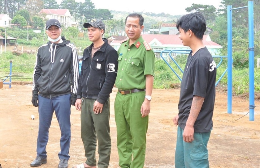 Cán bộ Công an xã Đăk Rong tuyên truyền pháp luật cho thanh-thiếu niên. Ảnh: R.H