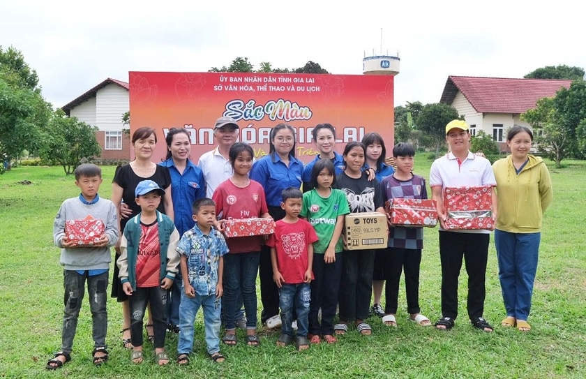 Chi đoàn Sở Văn hóa-Thể thao và Du lịch tặng quà cho thiếu nhi tại Làng Trẻ em SOS và Trung tâm bảo trợ xã hội tổng hợp tỉnh. Ảnh: M.C