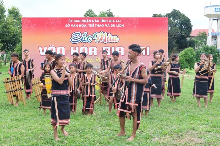 Đoàn nghệ nhân xã Chư Á (TP. Pleiku) trình diễn tại chương trình “Sắc màu văn hóa Gia Lai-Bảo tồn và phát triển”. Ảnh: M.C