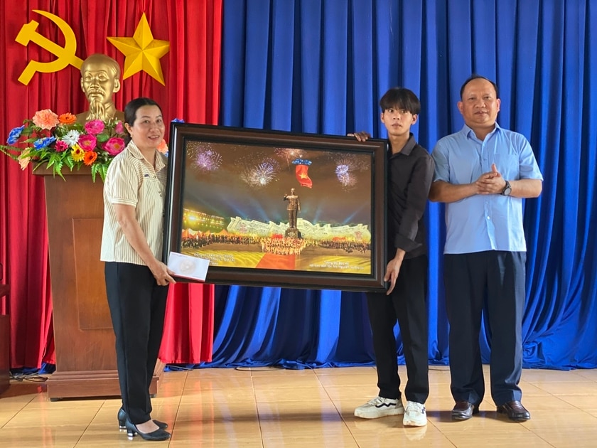 Đồng chí Rah Lan Chung-Phó Bí thư Tỉnh ủy tặng Chi bộ làng Kloong 10 triệu đồng làm quỹ hoạt động. Ảnh: Phương Lộc