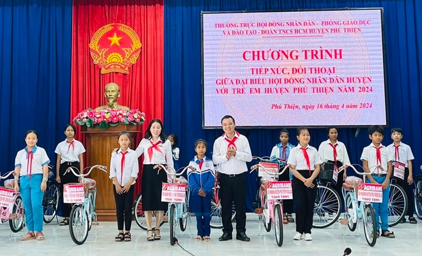 Thường trực HĐND huyện tặng quà cho các em học sinh vượt khó học giỏi. Ảnh: Vũ Chi