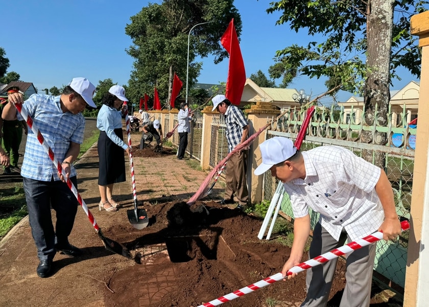 Lãnh đạo huyện Ia Grai tham gia trồng cây sau lễ phát động. Ảnh: Minh Thoan