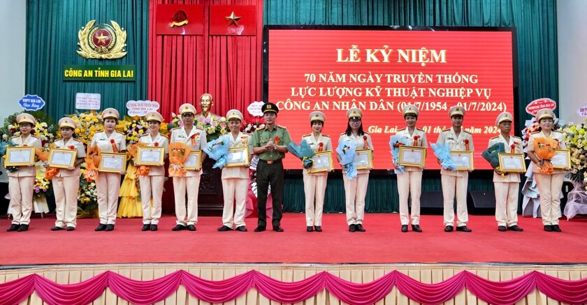 Đại tá Nguyễn Ngọc Sơn-Phó Giám đốc Công an tỉnh trao giấy khen của Cục Kỹ thuật nghiệp vụ và Giám đốc Công an tỉnh cho các tập thể, cá nhân có thành tích xuất sắc trong công tác, chiến đấu. Ảnh: Hồng Cúc