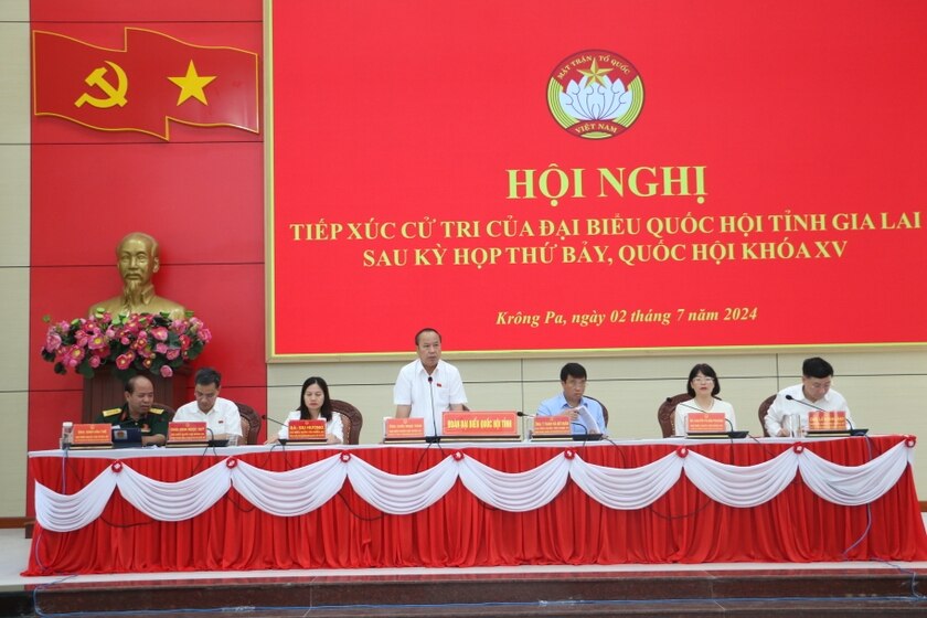 Phó Bí thư Thường trực Tỉnh ủy, Trưởng đoàn đại biểu Quốc hội tỉnh Châu Ngọc Tuấn điều hành phần trả lời các ý kiến, kiến nghị của cử tri huyện Krông Pa. Ảnh: Quang Tấn