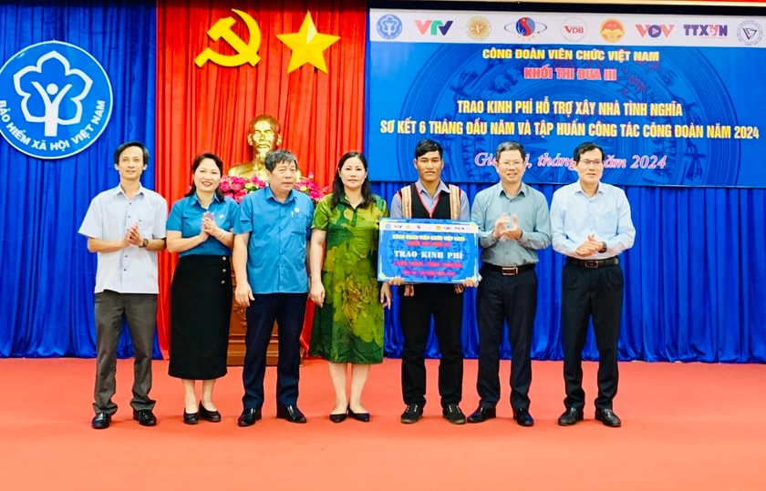 Đại diện Khối thi đua III, Công đoàn viên chức Việt Nam trao kinh phí hỗ trợ xây nhà cho đoàn viên Công đoàn Đinh Tân. Ảnh: Như Nguyện