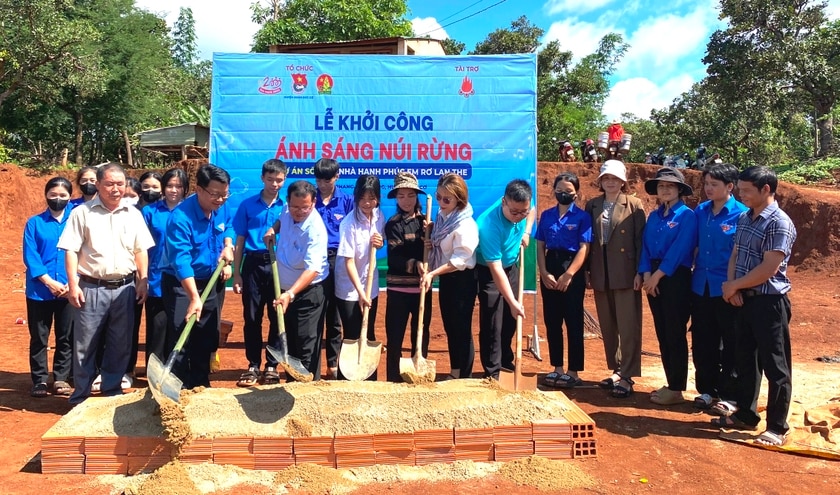 Huyện Đoàn Đức Cơ khởi công xây dựng "Ngôi nhà hạnh phúc" cho em Rơ Lan The (làng Phang, xã Ia Lang, huyện Đức Cơ). Ảnh: Thanh Tịnh