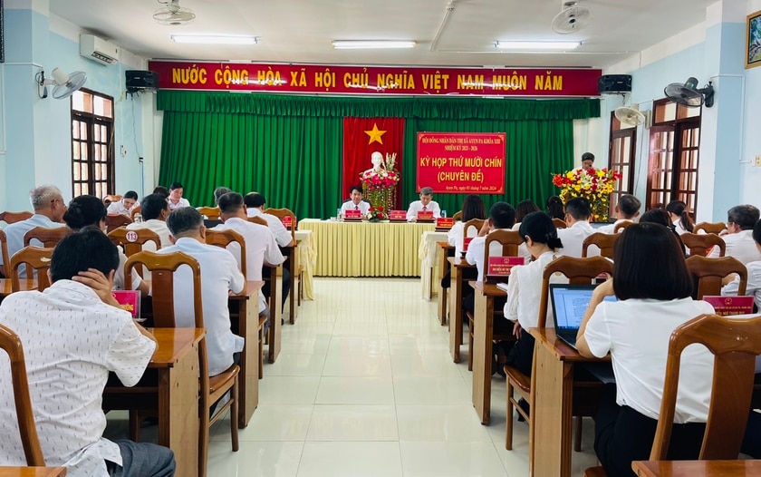 Quang cảnh kỳ họp thứ 19 (chuyên đề) Hội đồng nhân dân thị xã khóa XIII, nhiệm kỳ 2021-2026. Ảnh: Vũ Chi