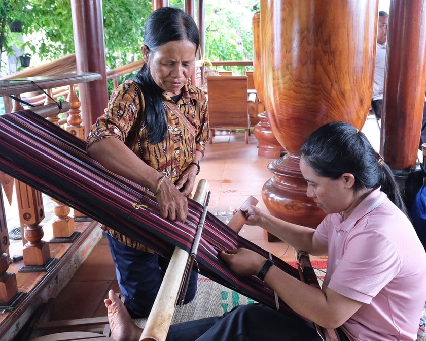 Nghệ nhân Ưu tú Đinh Thị Hiền (bìa trái) và học viên trong lớp bồi dưỡng nghề dệt thổ cẩm. Ảnh: H.N