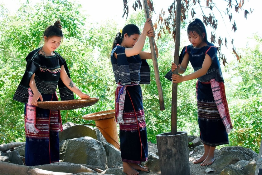 Thiếu nữ Bahnar tái hiện không gian giã gạo trong “Lễ tỉa lúa đầu năm". Ảnh: Đ.T