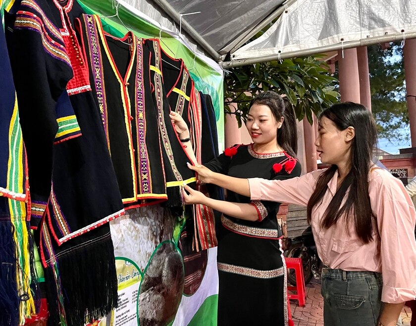 Thổ cẩm là một trong những mặt hàng đặc trưng của huyện Ia Pa tham gia tại phiên chợ. Ảnh: V.T