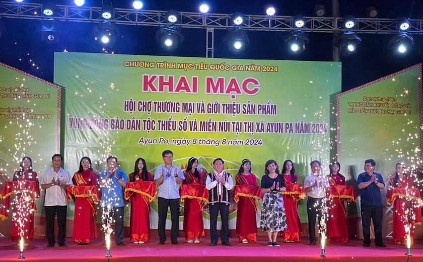 Các đại biểu cắt băng khai mạc hội chợ. Ảnh: Vũ Chi