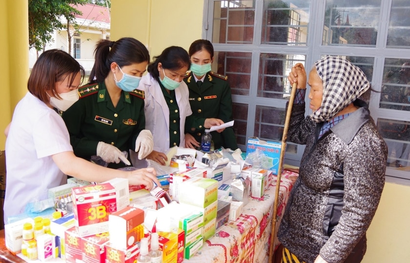 Cán bộ, hội viên Hội Phụ nữ Bộ đội Biên phòng tỉnh khám bệnh, phát thuốc cho người dân khu vực biên giới. Ảnh: T.D