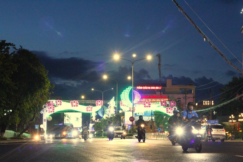 Càng về tối dòng người xuống phố vui chơi ngày càng trở nên đông đúc, nhộn nhịp hơn. Ảnh: Hoàng Hoài