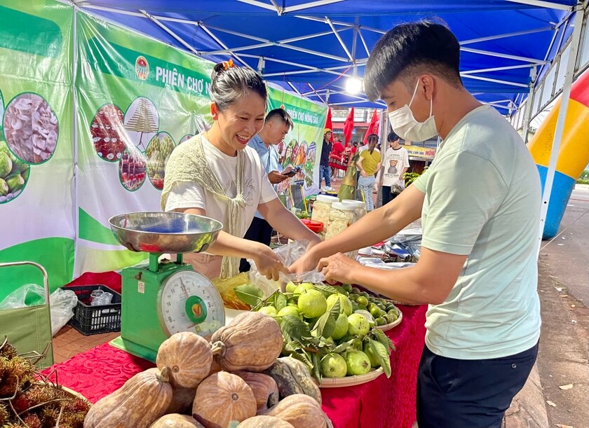 Phiên chợ trưng bày và bán các sản phẩm nông sản, nhiều sản phẩm đạt tiêu chuẩn VietGAP, hữu cơ. Ảnh: V.T