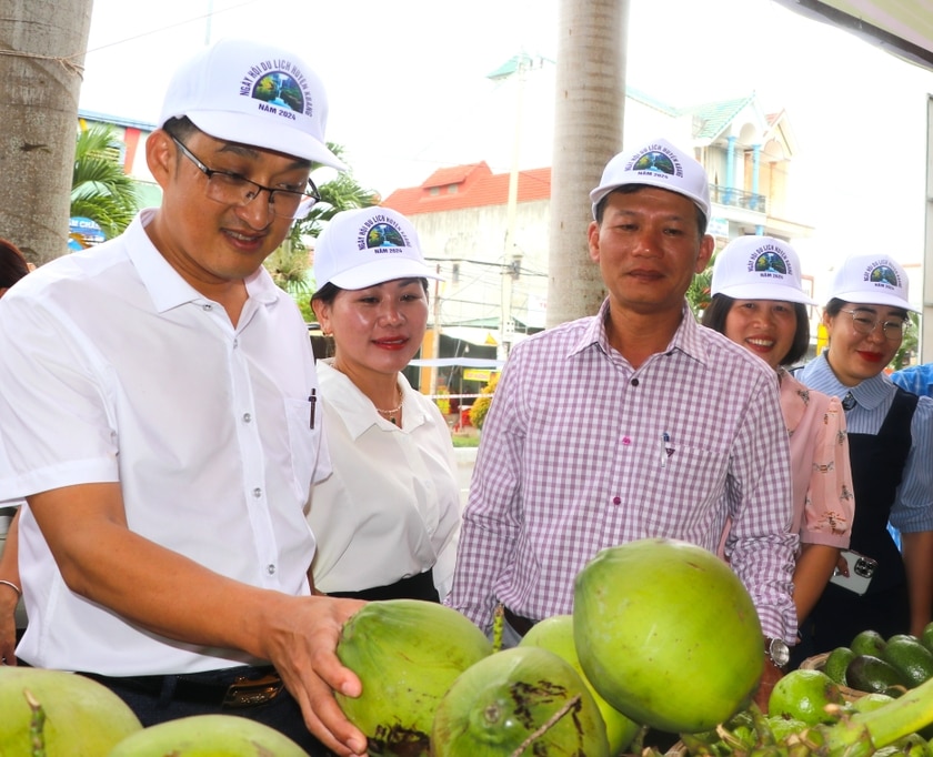 Ông Nguyễn Mạnh Cường (bên trái)-Phó Chủ UBND huyện Kbang, Trưởng Ban tổ chức Ngày hội Du lịch huyện Kbang năm 2024 tham quan các gian hàng. Ảnh: N.M