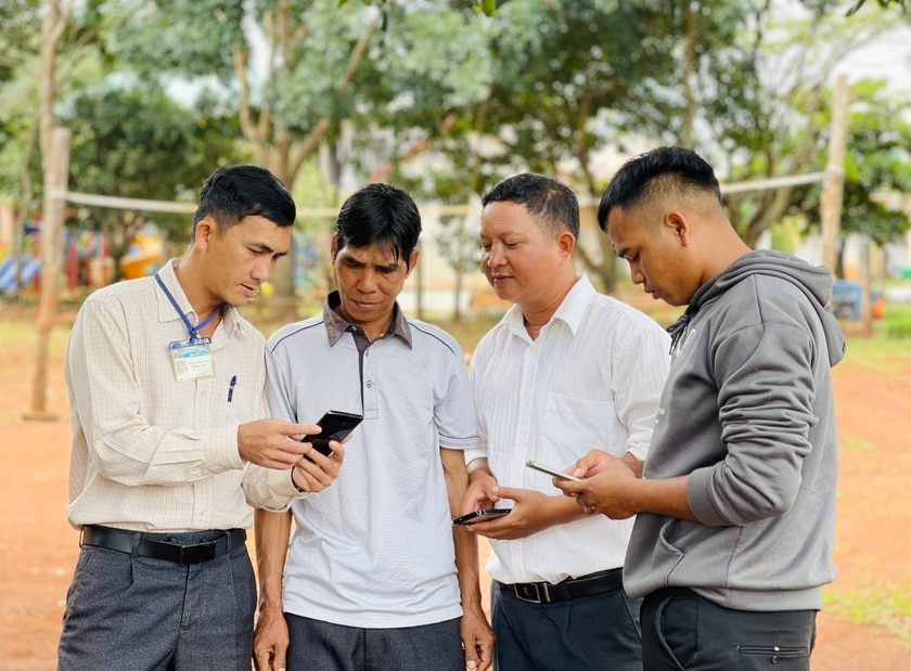 Ông Siu Hoài (thứ 2 bên trái qua, làng Doăch, xã Ia Vê) hào hứng khi được truyền thông về kỹ năng liên kết trong sản xuất cho nông dân. Ảnh: Mai Ka