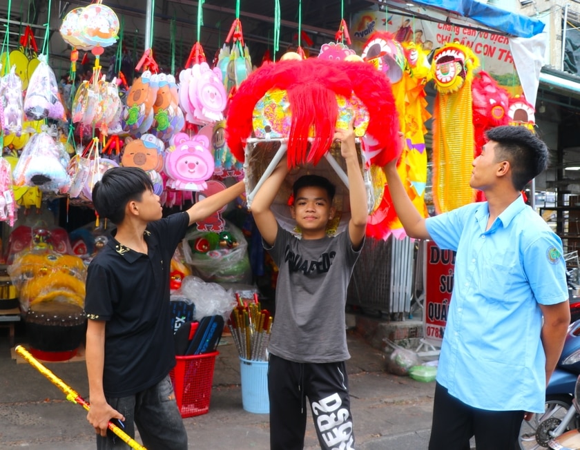 Đầu lân là món đồ chơi yêu thích của các em thiếu niên trên địa bàn thị xã An Khê dịp Tết Trung thu. Ảnh: Ngọc Minh