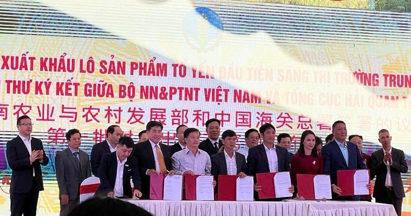 Ông Phạm Tiến Dũng (thứ 4 từ trái sang) đại diện Hội Yến sào huyện Chư Sê, Gia Lai ký kết biên bản ghi nhớ với Công ty cổ phần dinh dưỡng Avanest. Ảnh: NVCC