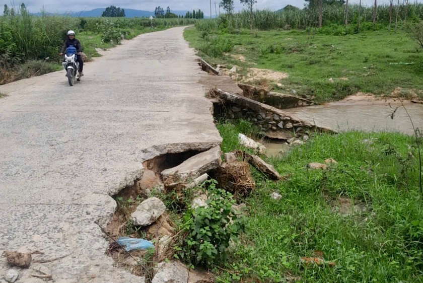 Đập tràn Từ tỉnh lộ 666 đi Bi Giông và Bi Gia (xã Pờ Tó, huyện Ia Pa) bị sạt lở do mưa bão. Ảnh: Hồng Thương