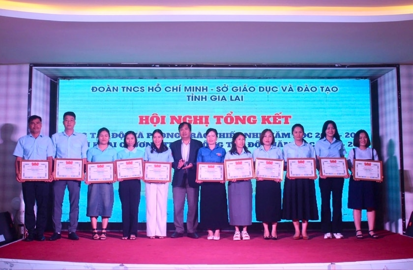 Ông Trần Bá Công (thứ 6 từ trái sang)-Phó Giám đốc Sở Giáo dục và Đào tạo trao bằng khen cho các tập thể có thành tích xuất sắc trong công tác Đội và phong trào thiếu nhi. Ảnh: M.N