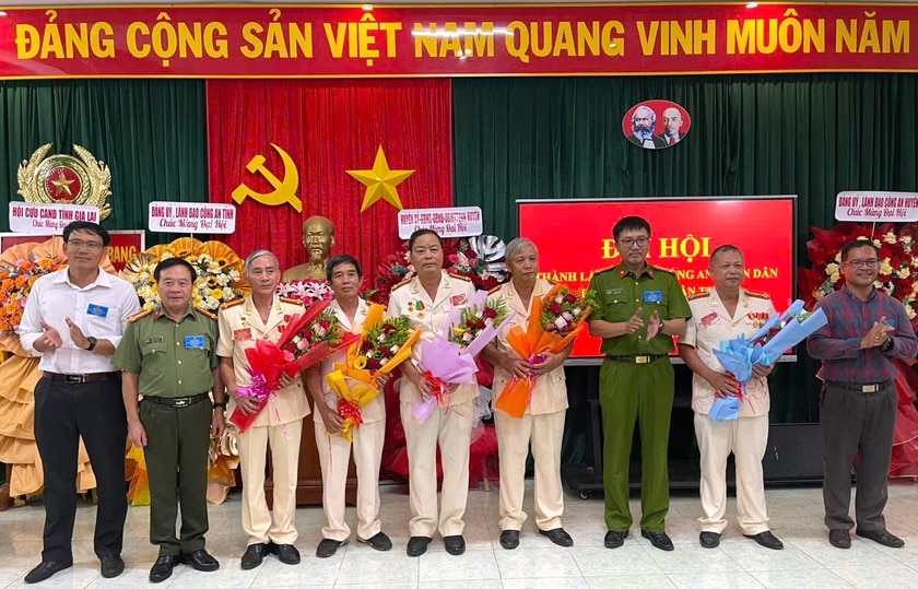 Tặng hoa, chúc mừng các đồng chí trong Ban Chấp hành Hội Cựu CAND huyện Kbang (nhiệm kỳ 2024-2029). Ảnh: Siu Hội