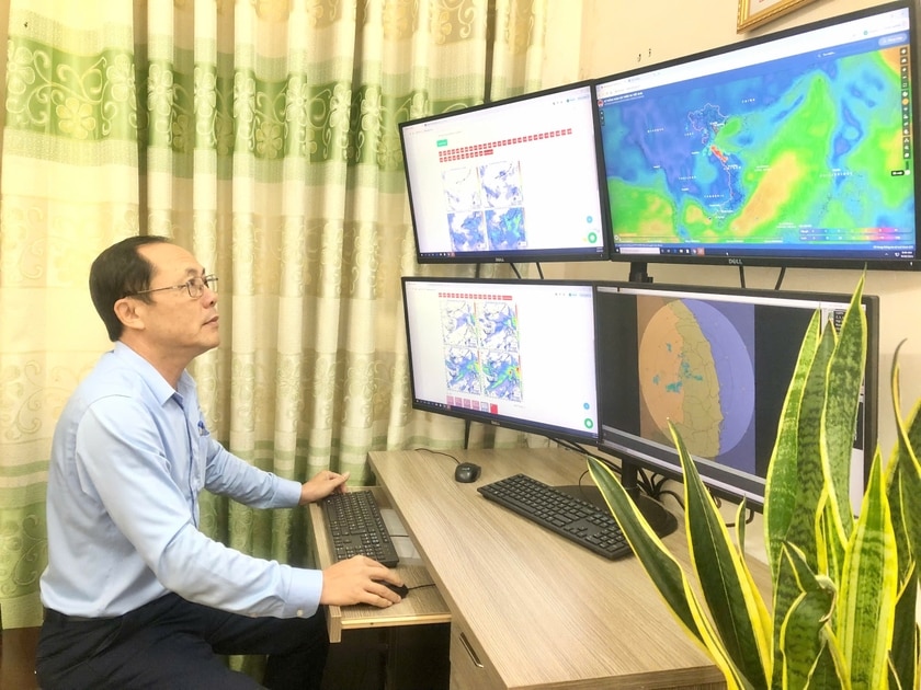 Ông Nguyễn Văn Huấn-Trưởng phòng Dự báo (Đài Khí tượng thủy văn khu vực Tây Nguyên) theo dõi về tình hình thời tiết trên địa bàn tỉnh.. Ảnh: Lê Nam