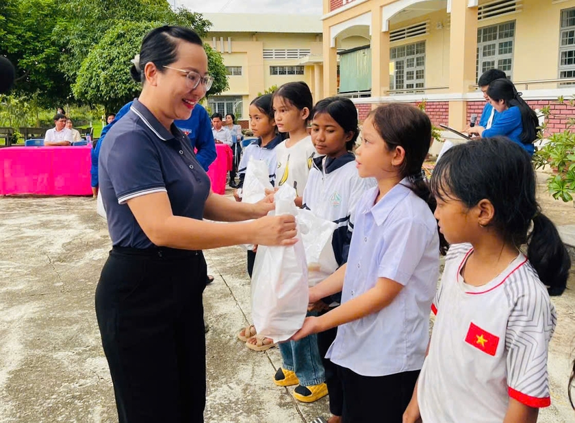 Bà Ksor H'Khuyên-Phó Chủ tịch UBND thị xã Ayun Pa tặng quà các em học sinh có hoàn cảnh khó khăn nhân dịp Tết Trung thu. Ảnh: Vũ Chi