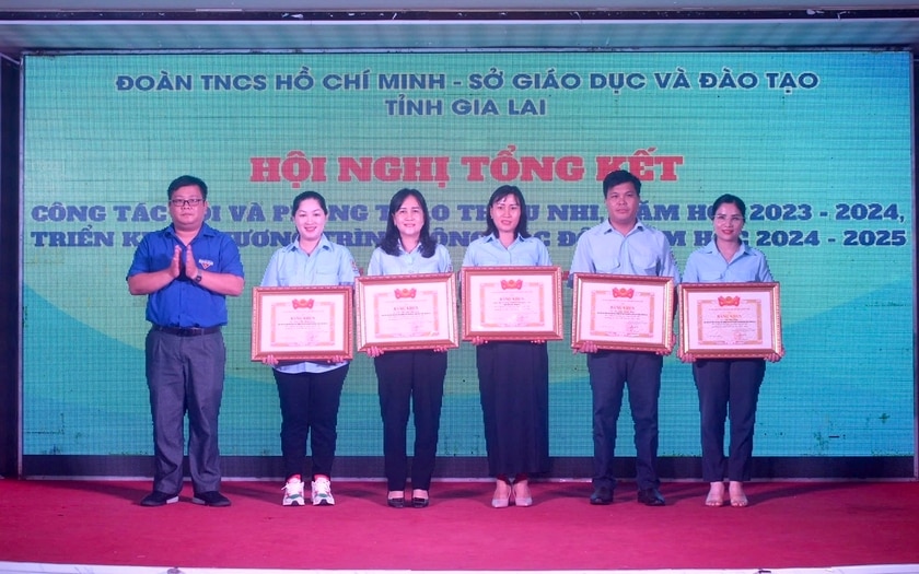 Thừa ủy quyền của Trung ương Đoàn, anh Nguyễn Chí Hiếu (bìa trái)-Phó Bí thư Tỉnh Đoàn, Phó Chủ tịch Thường trực Hội đồng Đội tỉnh trao bằng khen cho các cá nhân có thành tích xuất sắc trong công tác Đội và phong trào thiếu nhi. Ảnh: M.N