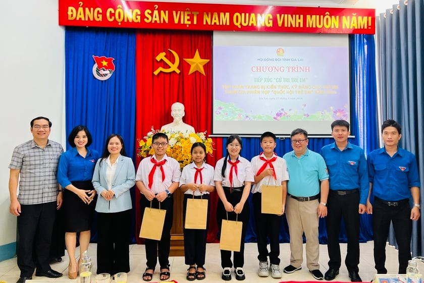 Phó Trưởng đoàn chuyên trách Đoàn đại biểu Quốc hội tỉnh Siu Hương (thứ 3 từ trái sang) cùng các đại biểu tặng quà 4 thiếu nhi tham gia phiên họp giả định "Quốc hội trẻ em". Ảnh: P.L