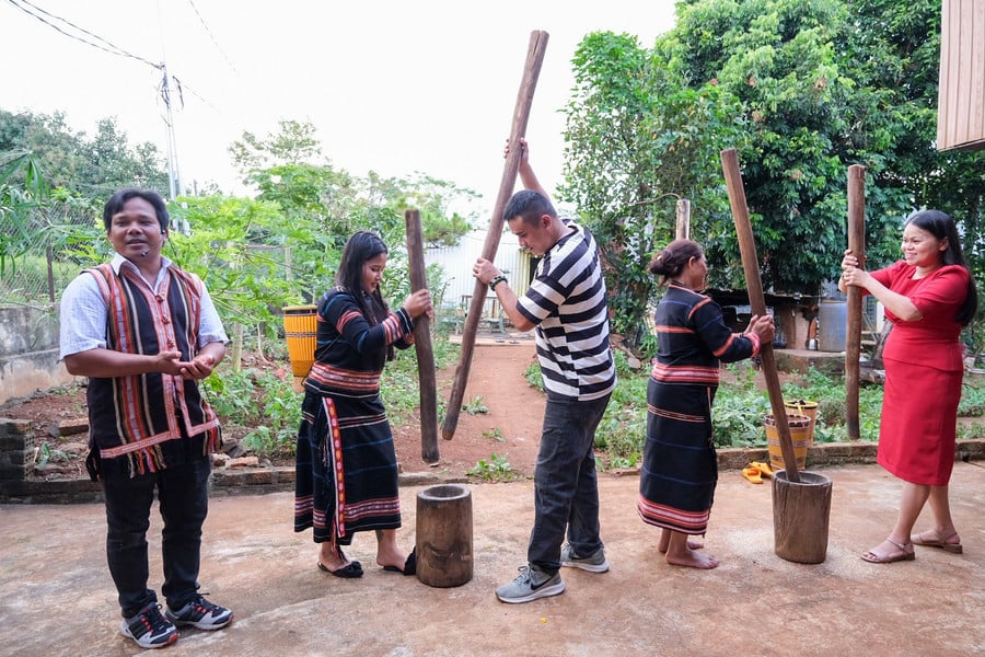 gia-gao-doi-la-mot-trong-nhung-hoat-dong-trai-nghiem-trong-tour-du-lich-trai-nghiem-van-hoa-cong-dong-lang-op.jpg