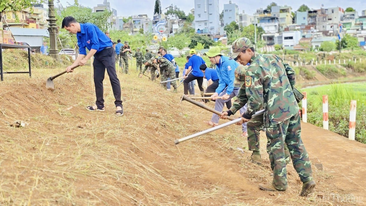 Bộ đội, thanh niên Gia Lai hối hả dọn dẹp vệ sinh, làm đẹp môi trường đón Tết Ất Tỵ 2025