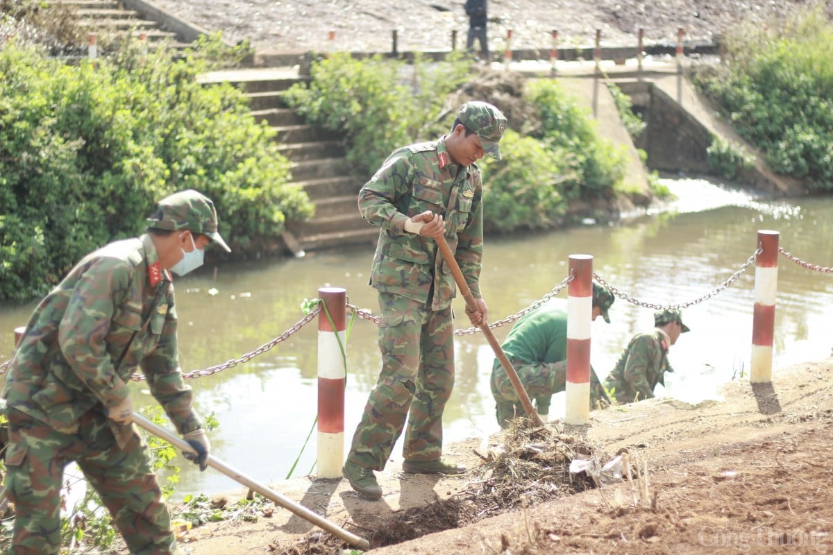 Bộ đội, thanh niên Gia Lai hối hả dọn dẹp vệ sinh, làm đẹp môi trường đón Tết Ất Tỵ 2025