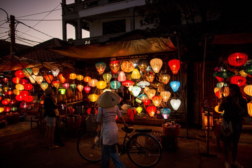 Khi ánh mặt trời nhường chỗ cho ánh sáng của ngàn chiếc đèn lồng, là lúc Hội An lung linh đầy mê hoặc.