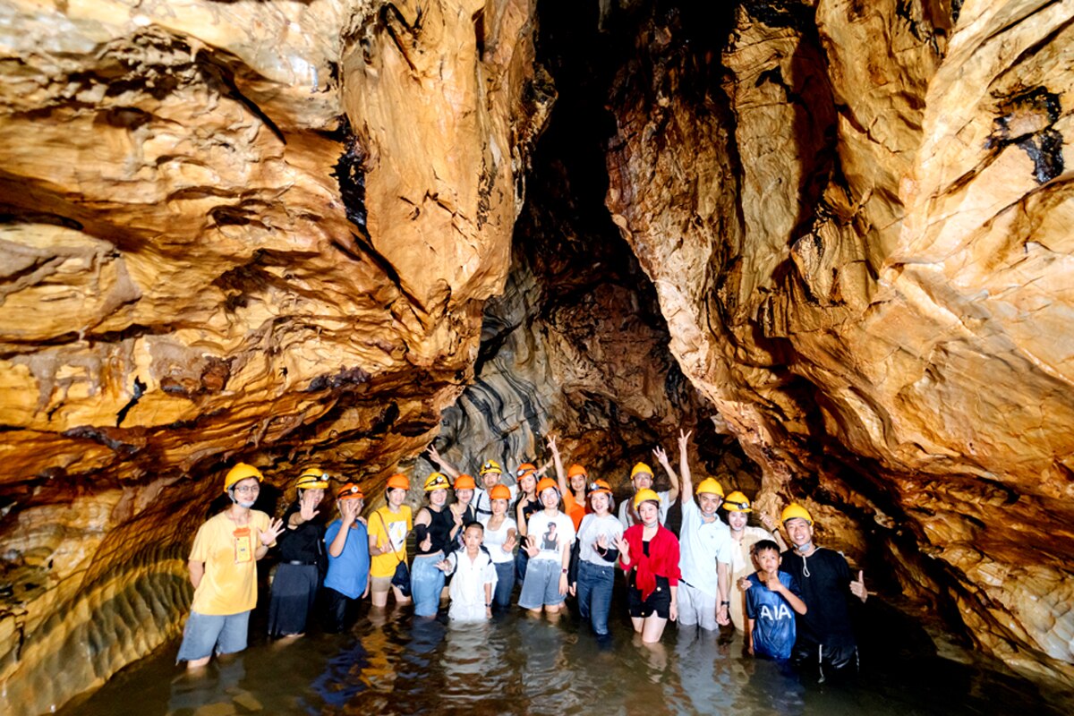 Công ty Du lịch Hà Giang trẻ tổ chức tour cho du khách khám phá hang Pó Mỳ (Quang Bình).
