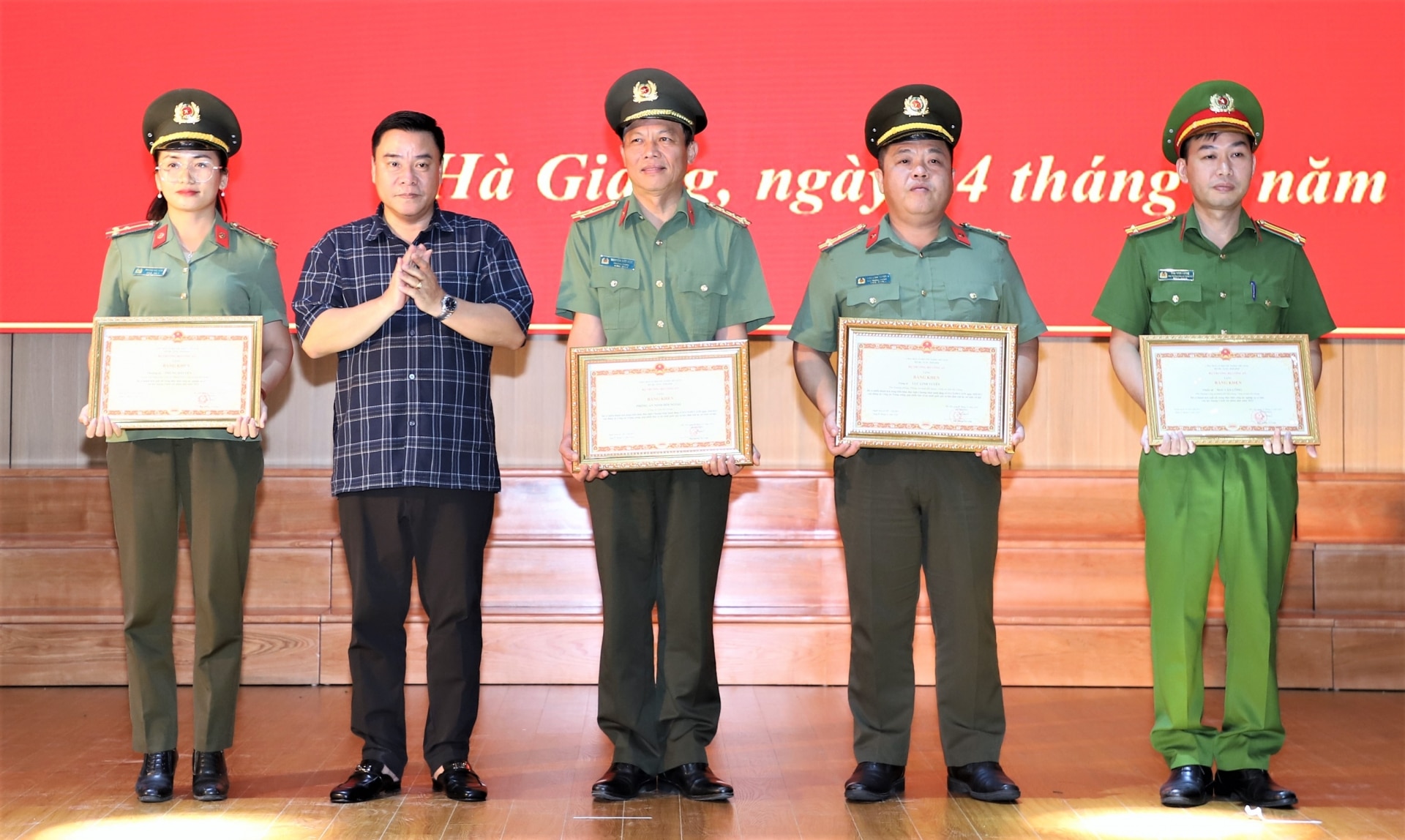 Phó Chủ tịch Thường trực UBND tỉnh Hoàng Gia Long trao Bằng khen của Bộ Công an cho các tập thể, cá nhân.