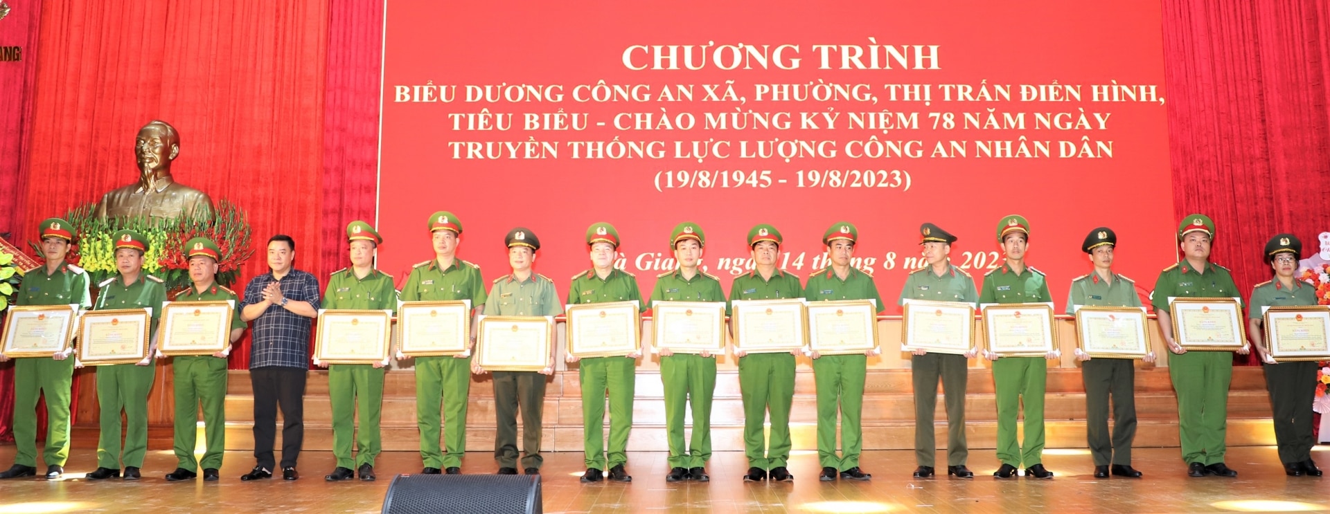 Phó Chủ tịch Thường trực UBND tỉnh Hoàng Gia Long trao Bằng khen của Chủ tịch UBND cho các tập thể, cá nhân.