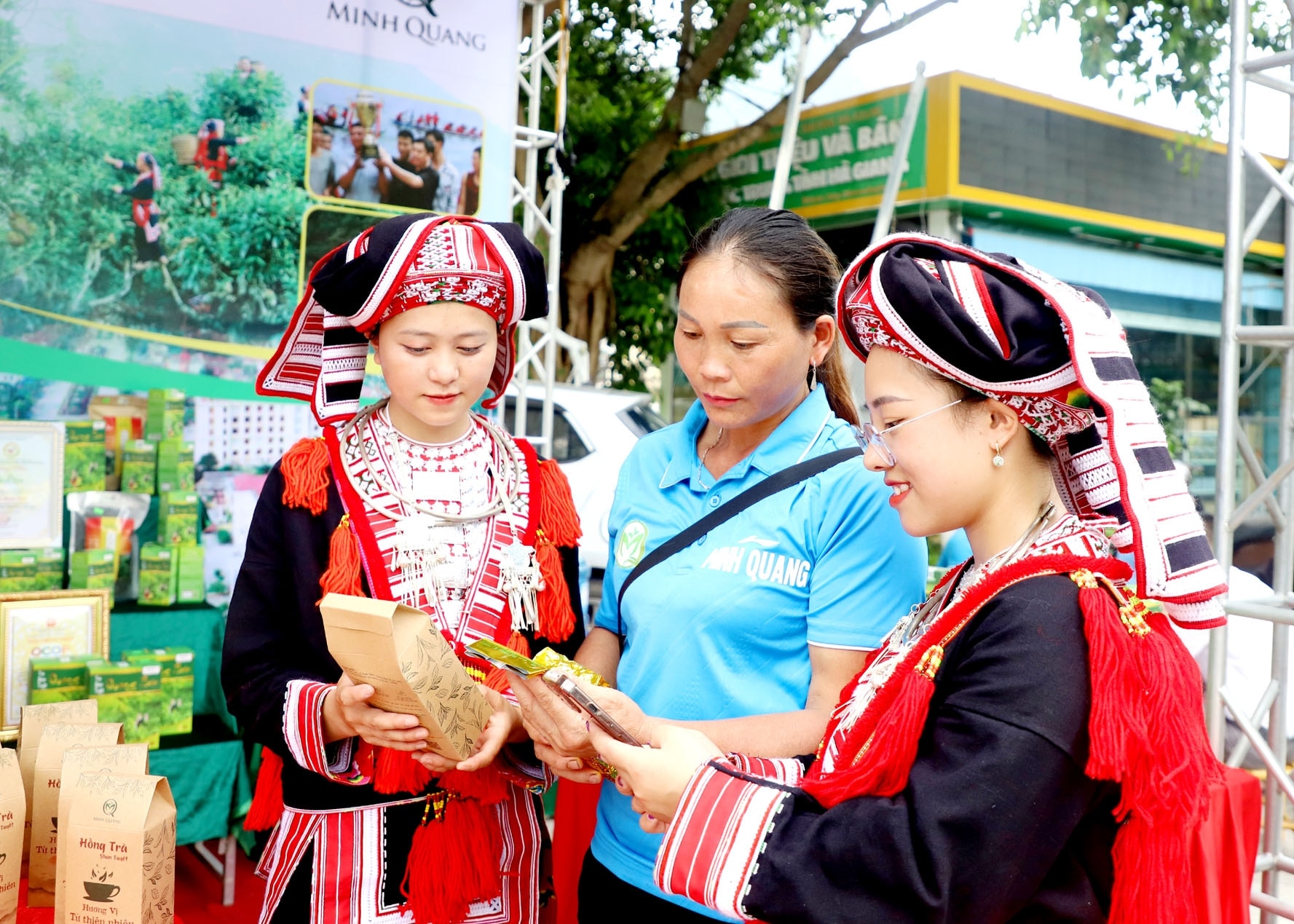 Du khách tìm hiểu các sản phẩm tiêu biểu của tỉnh trên sàn giao dịch thương mại điện tử. 