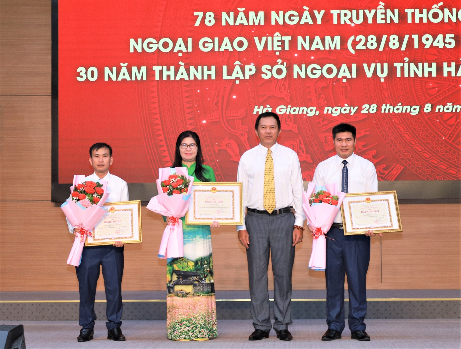 Cục trưởng Cục Ngoại vụ, Bộ Ngoại giao Nguyễn Như Hiếu trao Bằng khen của Bộ trưởng Bộ Ngoại giao cho các cá nhân có thành tích xuất sắc trong công tác ngoại vụ địa phương giai đoạn 2020 - 2022.