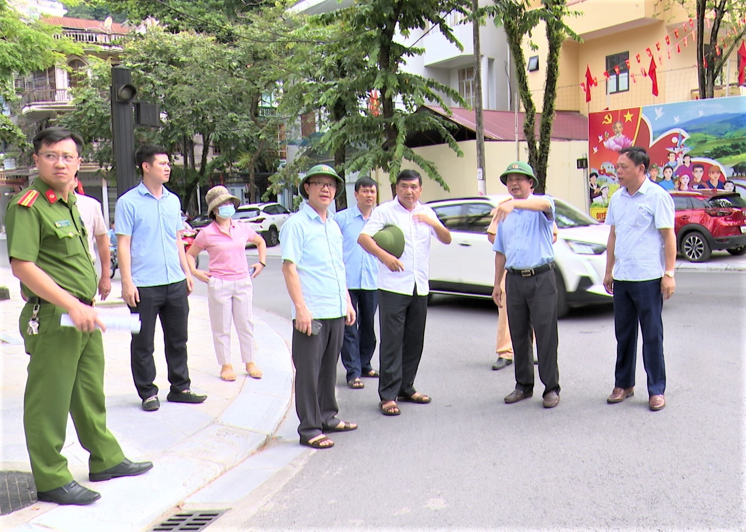 Phó Bí thư Thường trực Tỉnh ủy Thào Hồng Sơn thị sát tại ngã tư đường 20.8 nối đường Lê Quý Đôn.