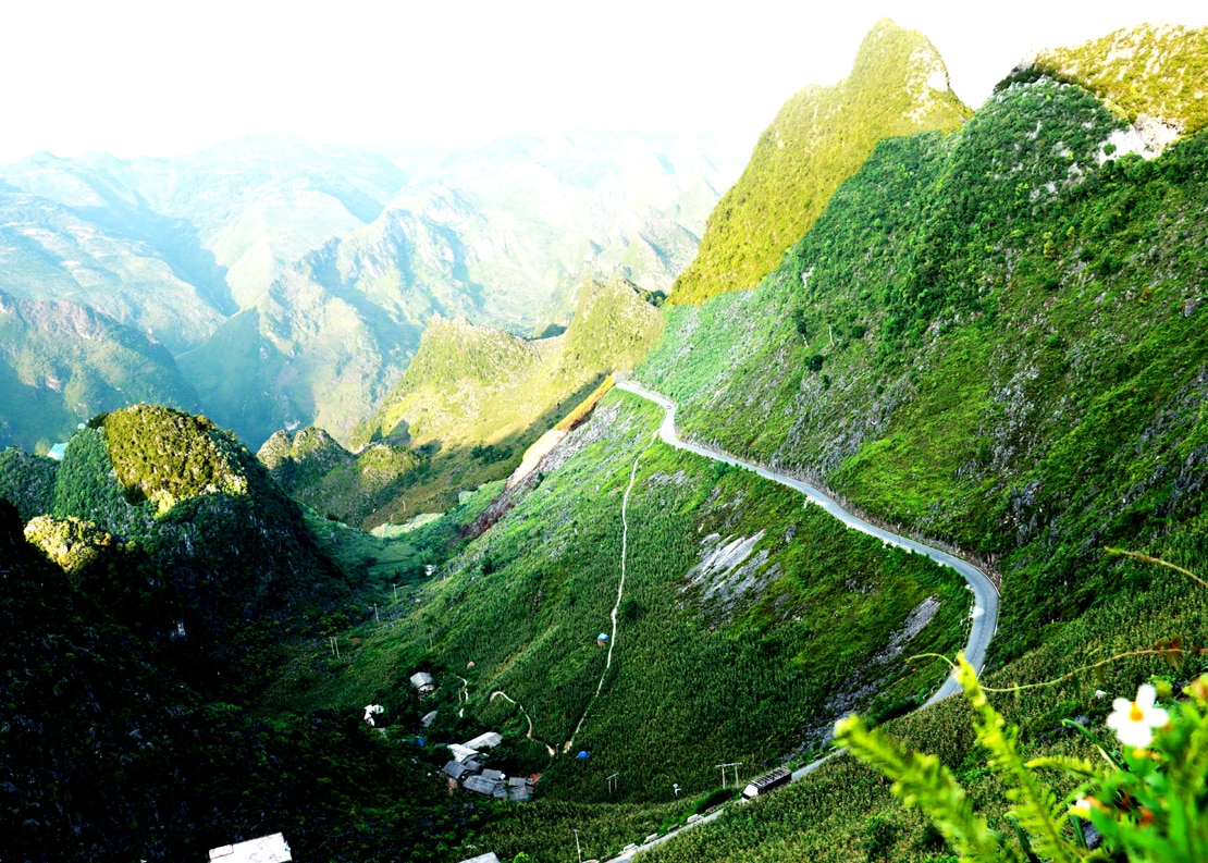 Đèo Mã Pì Lèng dài hơn 20 km là đoạn cuối nằm trên con đường Hạnh phúc nối từ huyện Đồng Văn sang Mèo Vạc. Việc thi công vô cùng gian truân, nguy hiểm.